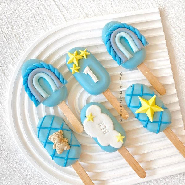Beary Rainbow Cakesicles in Blue