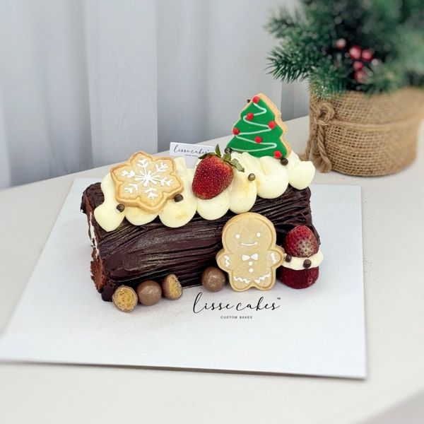 Santa's Christmas Log Cake (2024)