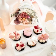 Vale's Valentine's Cupcakes & Bouquet Gift Set (LilasBlooms)