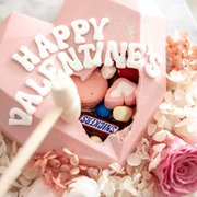 Vale's Valentine's Pinata & Bouquet Gift Set (LilasBlooms) 